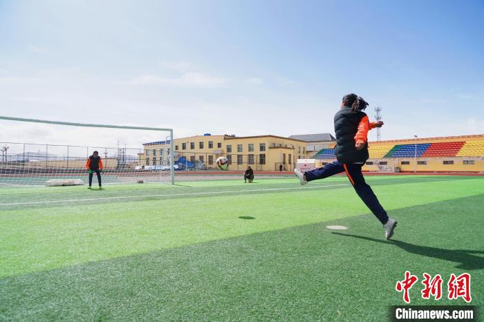 圖為一名女孩進(jìn)行射門訓(xùn)練?！●R銘言 攝