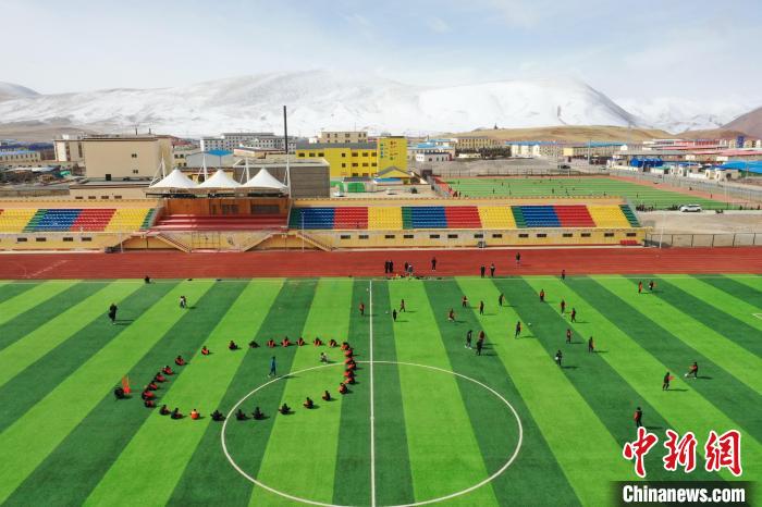 航拍曲麻萊縣足球場(chǎng)?！●R銘言 攝