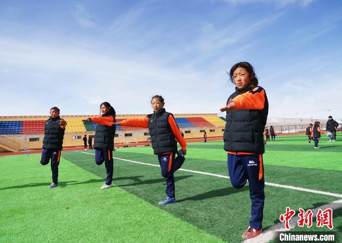 圖為孩子們正在熱身?！●R銘言 攝