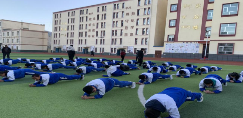 青?，斍撸寒惖剞k班讓孩子享受優(yōu)質(zhì)教育