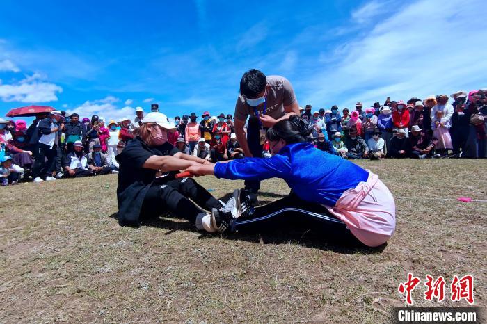 圖為當?shù)孛癖娺M行蹬棍比賽。　李雋 攝