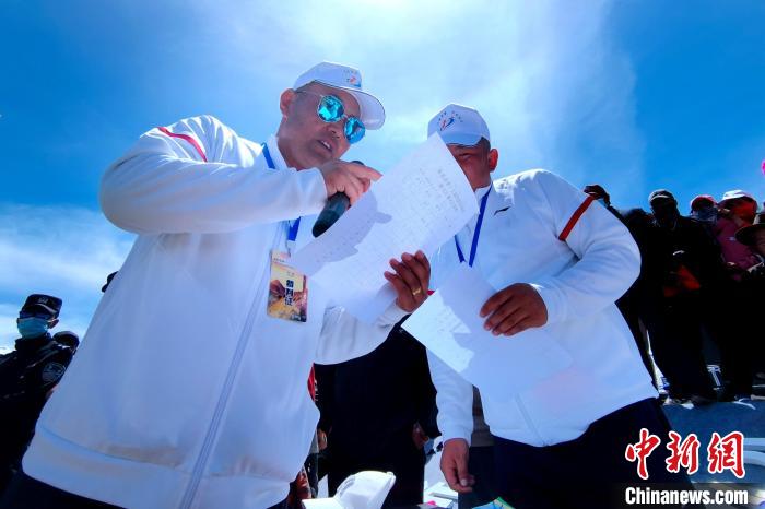 圖為裁判員統(tǒng)計牧民運動項目比賽成績?！±铍h 攝