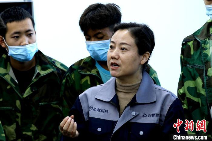 圖為李富香給與學(xué)生交流。(資料圖) 青海省教育廳供圖