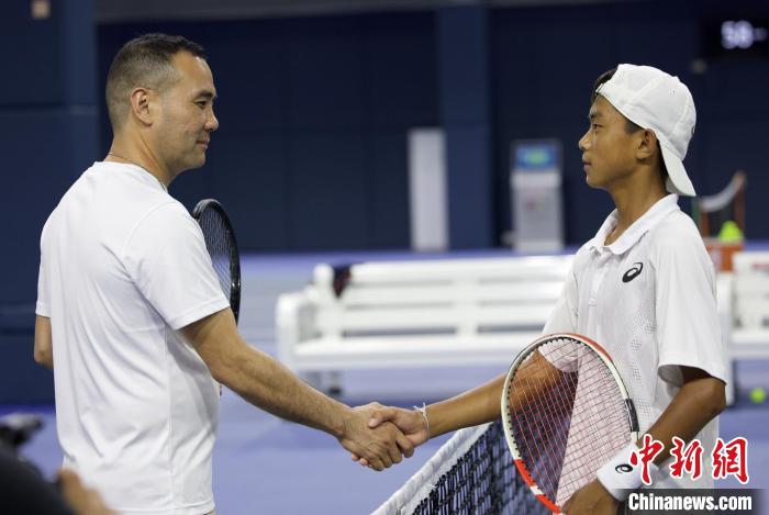 闊別兩年后，王發(fā)(右一)和王育喜(左一)再握手。　黃迪燊 攝