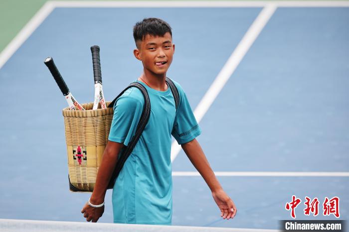 王發(fā)背著背簍在賽場(chǎng)上?！±罱ㄋ?攝