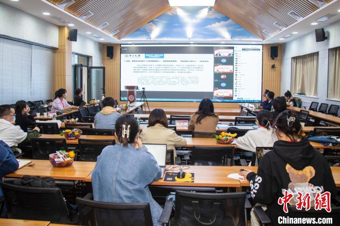 圖為論壇會議現(xiàn)場?！⊥瑬|放 攝