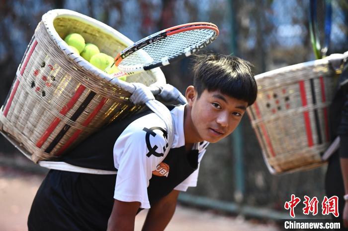 圖為“背簍少年”王發(fā)正在廊坊市體育館網(wǎng)球訓練中心進行訓練。　鄭晨子 攝