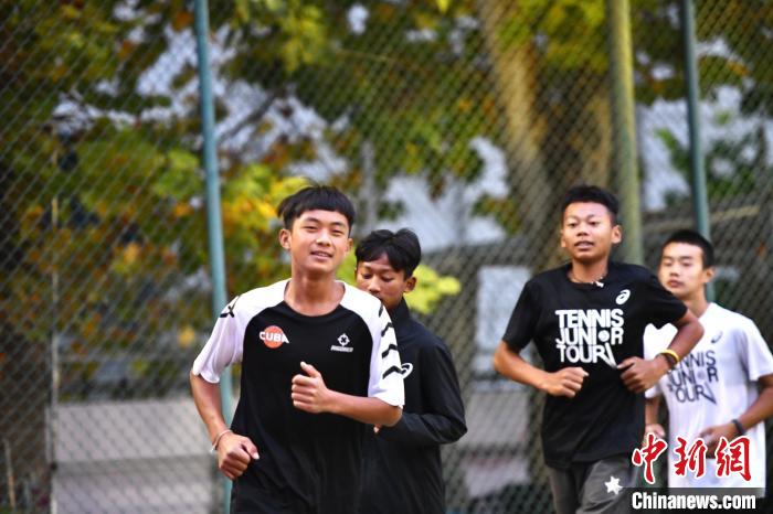 圖為王發(fā)和隊友們進行體能訓練?！∴嵆孔?攝