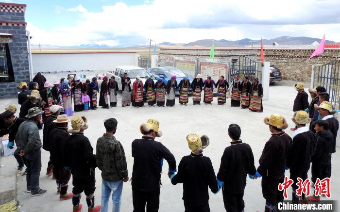 圖為普瑪江塘鄉(xiāng)民眾載歌載舞?！±丝ㄗ涌h網(wǎng)信辦供圖