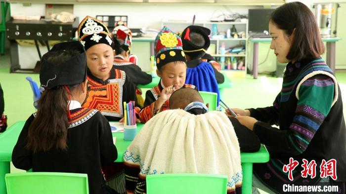 正在上課的學(xué)生?！√茊⒑?攝