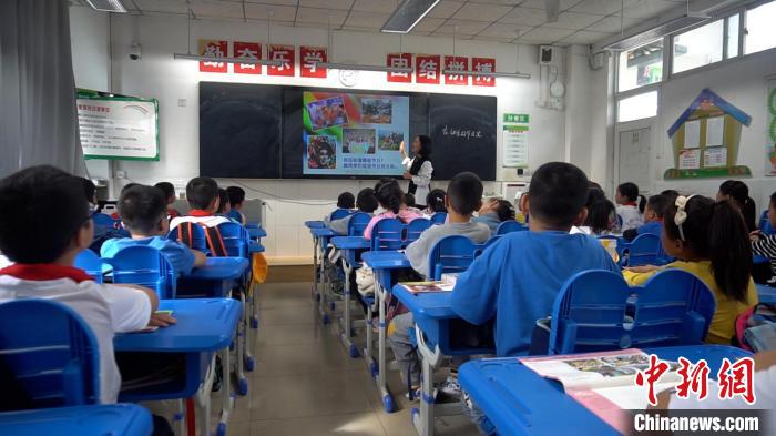 正在上課的學(xué)生?！√茊⒑?攝