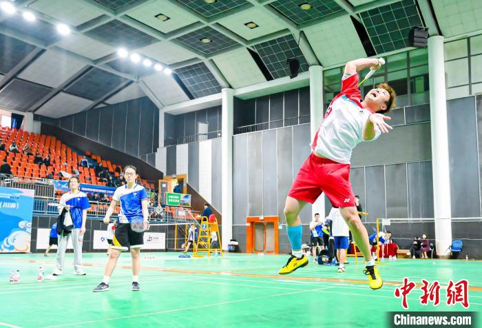 海峽兩岸暨港澳地區(qū)(川渝)青年羽毛球邀請(qǐng)賽在渝揮拍