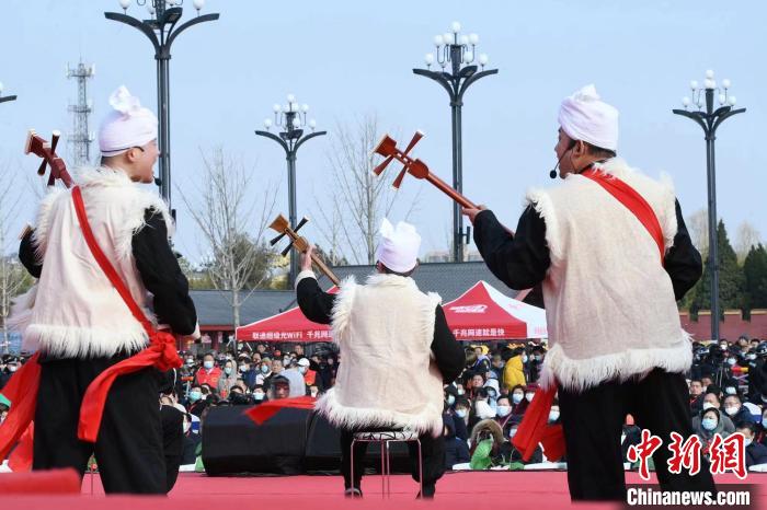 圖為陜北說(shuō)書(shū)展演?！×赫赵?攝