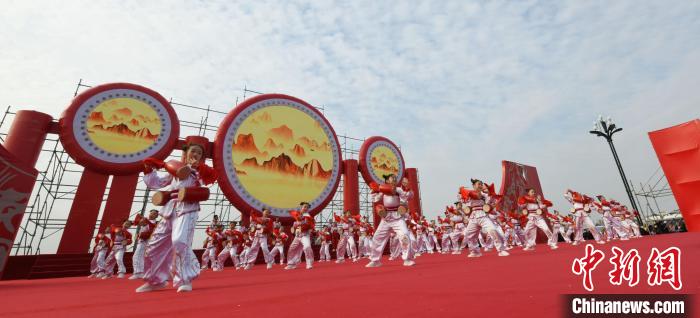 圖為山西翼城花鼓展演?！×赫赵?攝