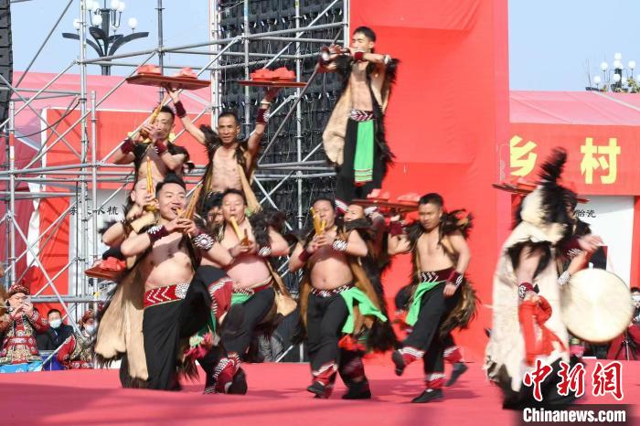 圖為少數(shù)民族舞蹈展演?！×赫赵?攝