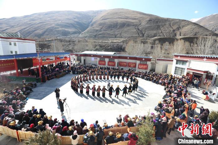 圖為匯報演出現(xiàn)場?！愔闈扇?攝