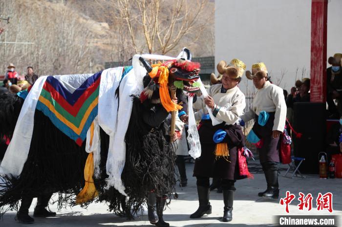 圖為民間藝人表演加麻百·甲江?！愔闈扇?攝