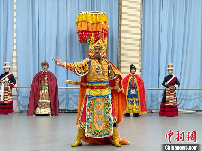 圖為格薩爾劇展演?！∠锴凡抛?供圖