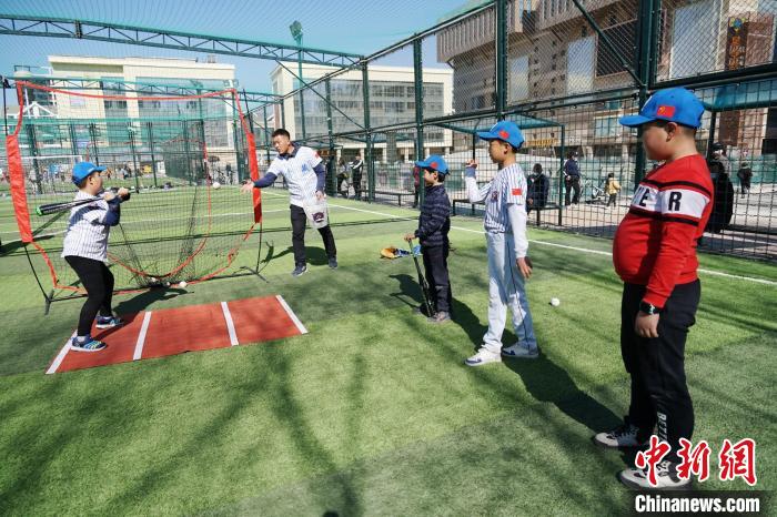 圖為小棒球手們進行擊球訓練?！●R銘言 攝