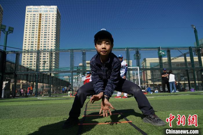 圖為小棒球手進行接球動作訓練?！●R銘言 攝