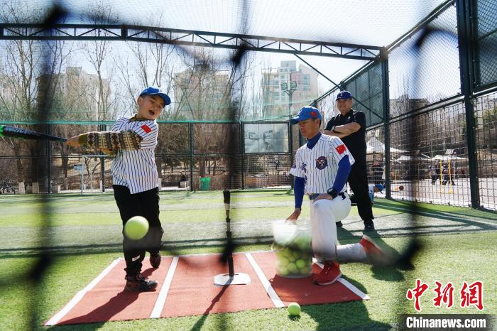 圖為教練指導小棒球手進行擊球訓練?！●R銘言 攝