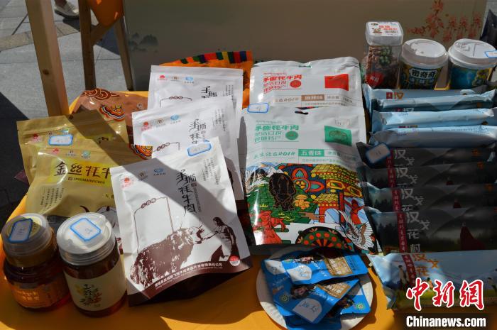 推介活動上的農(nóng)特產(chǎn)品展示。　朱凌捷 攝