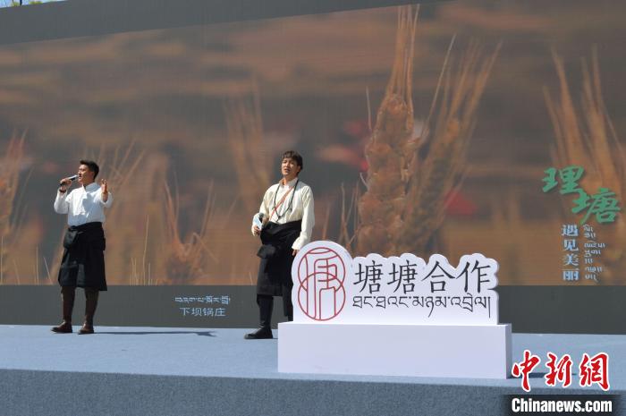 “康巴漢子”現(xiàn)場獻(xiàn)唱?！≈炝杞?攝