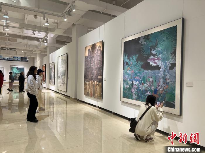 圖為全國青年教師中國畫學(xué)術(shù)邀請展吸引學(xué)生觀展。　鐘旖 攝