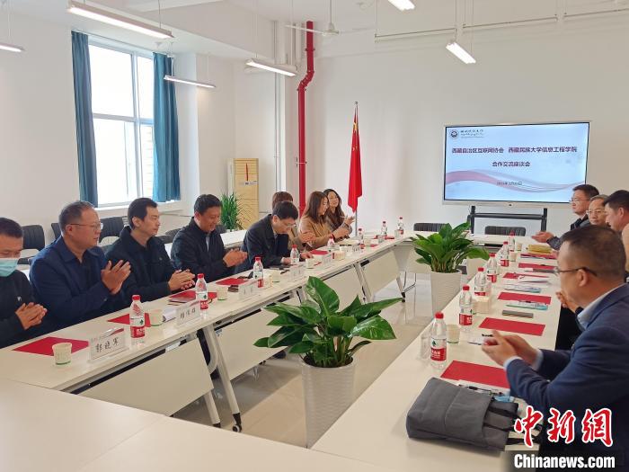 圖為座談會議現(xiàn)場?！「裆?攝