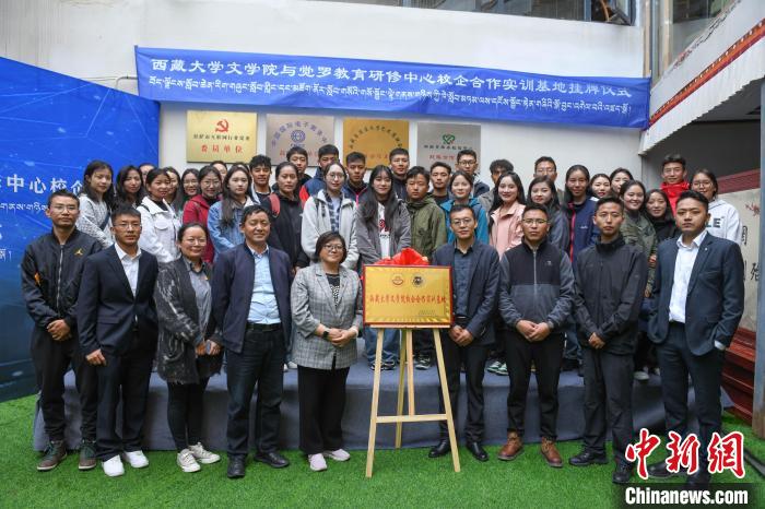 圖為揭牌儀式上合影?！∝暩聛硭?攝