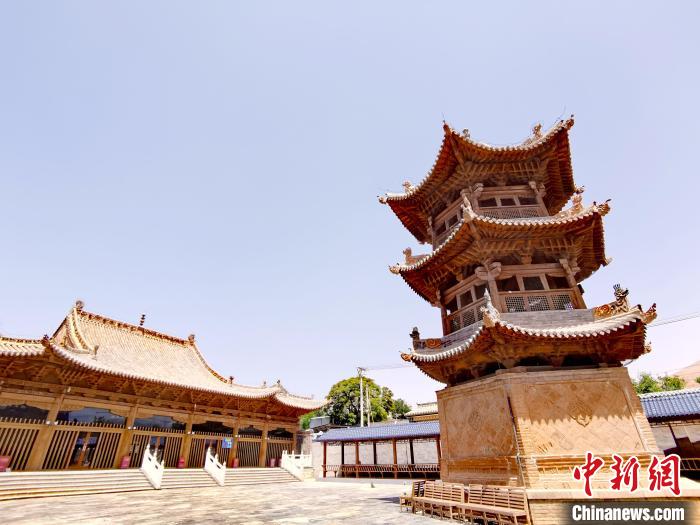 圖為阿河灘清真寺局部?！?zhí)砀?攝