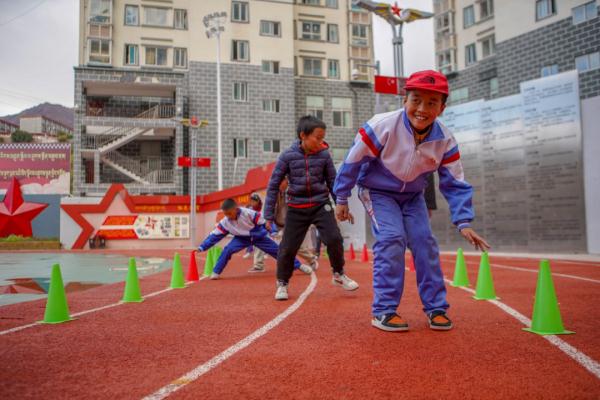 在高原上教孩子們打手球，“慢慢兒來，甭著急！”