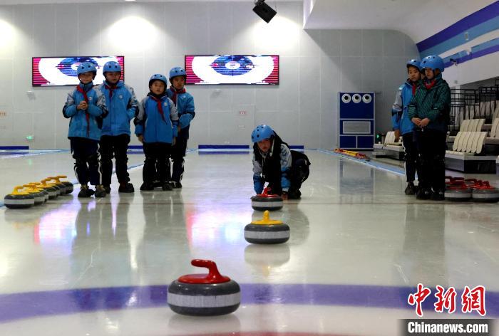 青海西寧：冰雪運(yùn)動進(jìn)校園