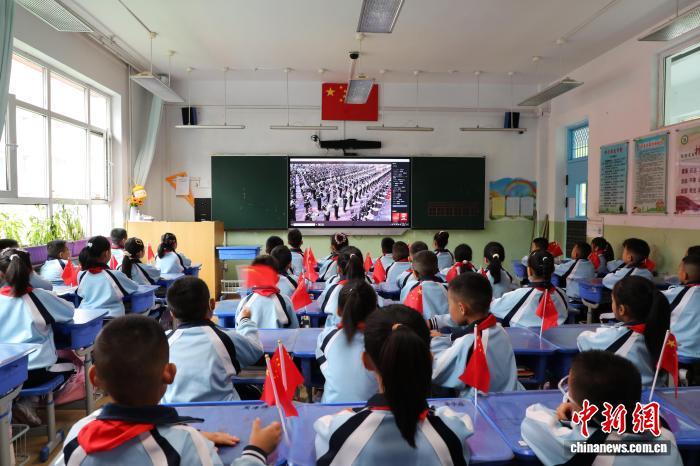 青海西寧:小學生“零距離”接受國防教育
