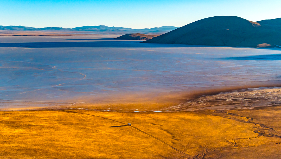 索旺的小額配送車輛在湖邊行駛。呂殿杰攝