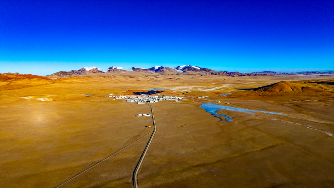 雪山下的雙湖縣城。呂殿杰攝