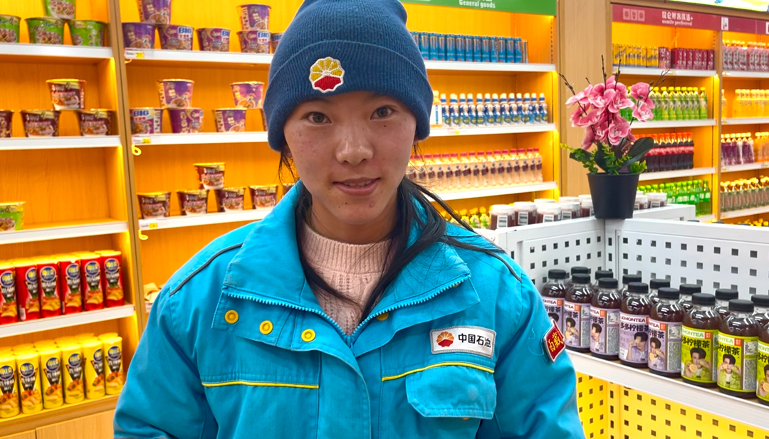 00后員工桑旦卓瑪在便利店值班。呂殿杰攝