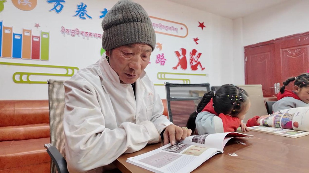 一位當(dāng)?shù)卮迕窈秃⒆觽冊(cè)谀良視?shū)屋里盡情享受閱讀時(shí)光。申扎縣融媒體中心供圖