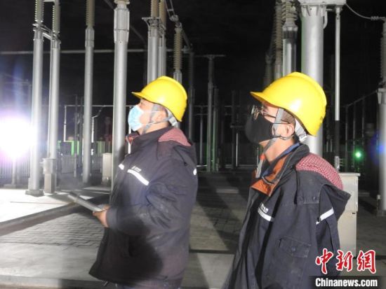 圖為5月10日凌晨，國網(wǎng)青海檢修公司柴達木換流站運維人員在進行柴拉直流系統(tǒng)停電操作。　姚曉英 攝