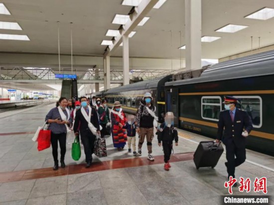 圖為拉薩車站工作人員為西藏先心病患兒和陪同人員提供“綠色”接力幫扶，并開通了專門通道，讓他們快速進站上車。拉薩車站 供圖