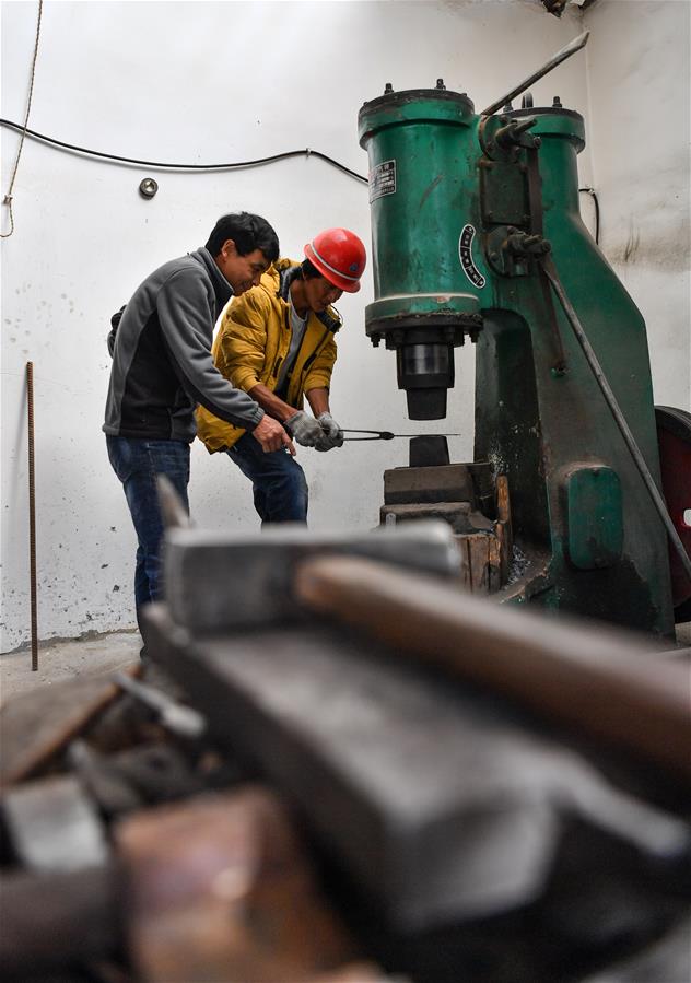 (脫貧攻堅)(1)藏東脫貧影像:古老藏刀技藝助脫貧