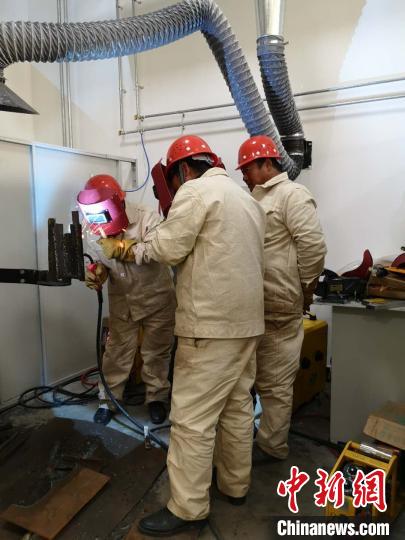 圖為學(xué)員正在進(jìn)行電焊技能學(xué)習(xí)。　范麗芳 攝