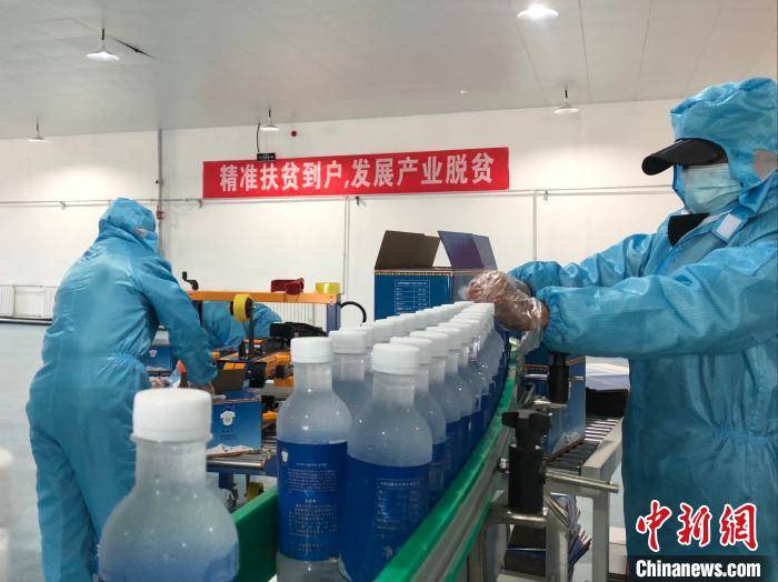 圖為阿里地區(qū)措勤縣某飲用水加工公司，該公司以“基地+公司+貧困民眾”為運(yùn)營(yíng)模式，帶動(dòng)貧困民眾68戶232人?！≈x牧 攝