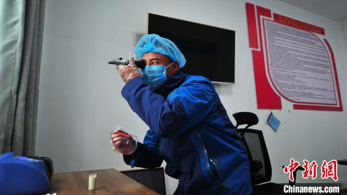 圖為8月11日，西藏那曲市聶榮縣色慶鄉(xiāng)雜瑪多種經(jīng)營合作聯(lián)合社質(zhì)檢員對從各牧場收集上來的牛奶進(jìn)行質(zhì)量檢測。色慶鄉(xiāng)統(tǒng)籌全鄉(xiāng)28個(gè)行政村的合作社，成立了擁有規(guī)范管理體系的合作聯(lián)合社，整合集體草場建立5座牧場，各牧場按照計(jì)分制統(tǒng)一放牧，畜產(chǎn)品實(shí)行定點(diǎn)、定時(shí)、定人收購，再統(tǒng)一檢測、加工、出售，建立了完整的牧業(yè)全產(chǎn)業(yè)鏈(資料圖)?！垈?攝