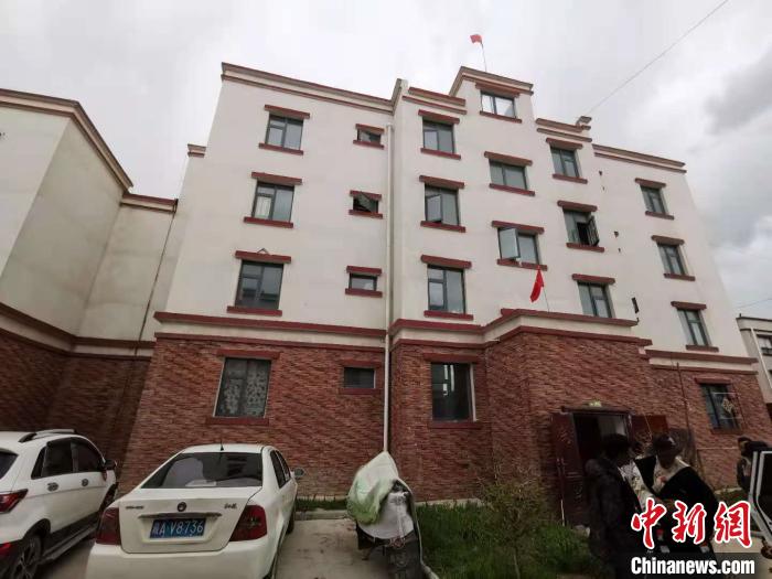 圖為8月12日，2018年7月從距那曲市色尼區(qū)城區(qū)那曲鎮(zhèn)90千米外的古露鎮(zhèn)當(dāng)桑村搬遷至城區(qū)的旦增新家位于一棟四層的樓房內(nèi)(資料圖)?！垈?攝