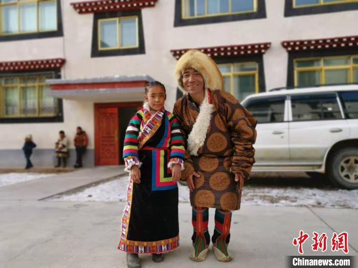 圖為2020年1月16日，搬遷至那曲市安多縣卓格扶貧小區(qū)的農(nóng)牧民在新家外面合影(資料圖)?！垈?攝