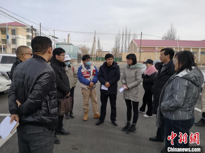 圖為青海大學工作人員正在現(xiàn)場考察該項目進行情況?！±罱瓕?攝