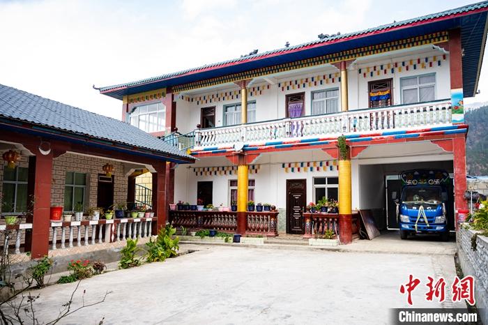 1月30日，嘎腰村，僜人苦梅夏自家的兩層樓房。<a target='_blank' ><p  align=