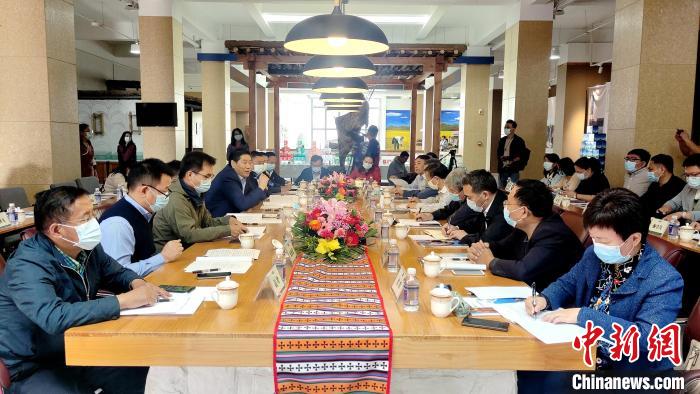 圖為國家糧食產(chǎn)業(yè)(青稞深加工)技術(shù)創(chuàng)新分中心在西藏拉薩掛牌儀式現(xiàn)場(chǎng)?！∝暽＠?攝