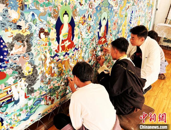 青海唐卡藝術(shù)小鎮(zhèn)：“勞模畫師”師帶徒，文化扶貧富一方